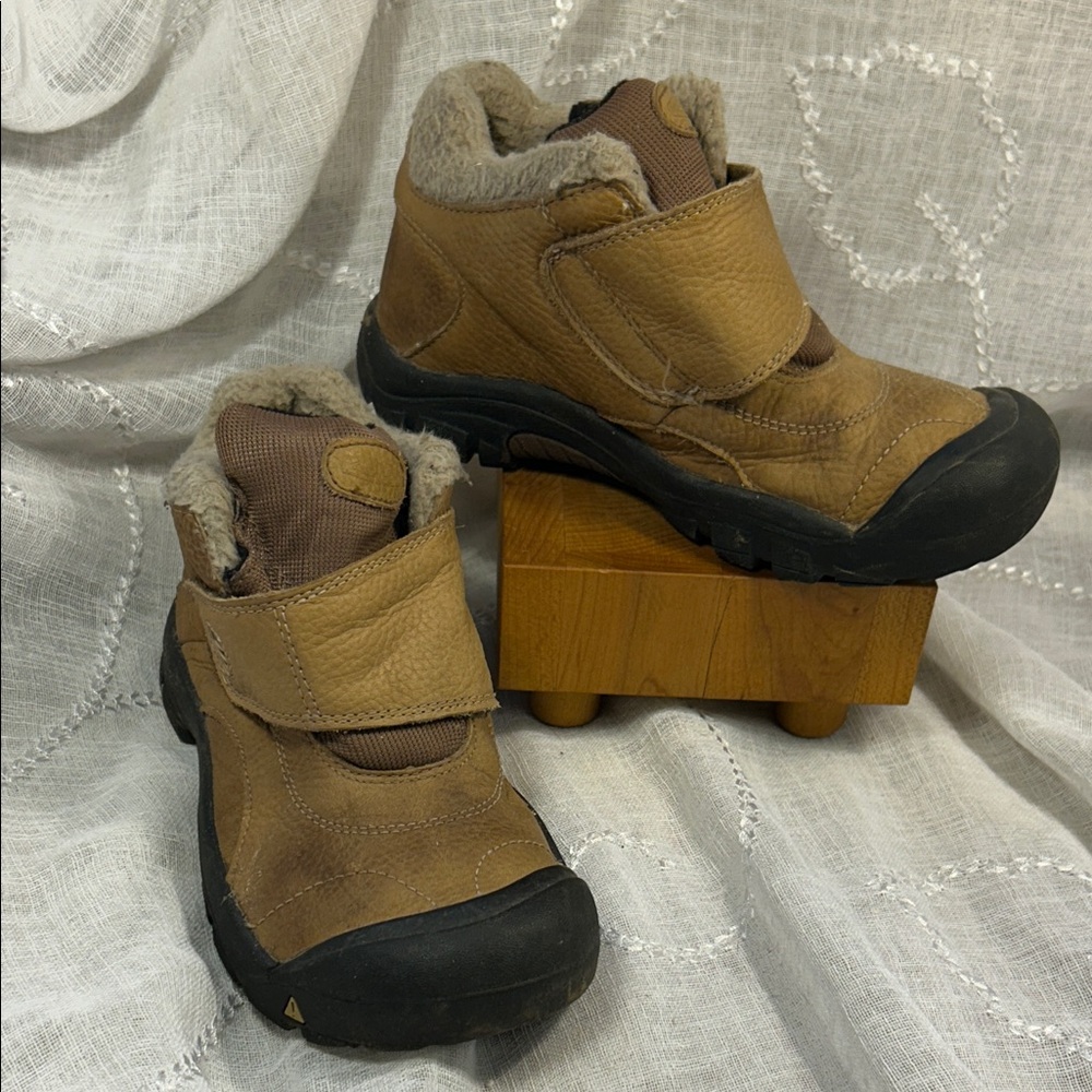 Keen leather ankle booties stamped sz 4